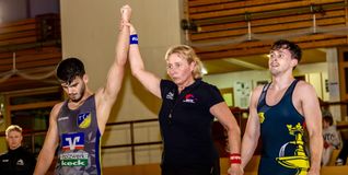 Enes Saran wird zum Sieger seines Kampfes erklärt. Bild: Sander