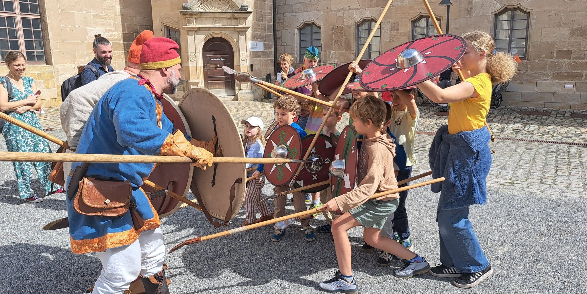Die Gruppe Hiwiska lässt Kinder in Sindelfingen das Mittelalter selbst erleben.