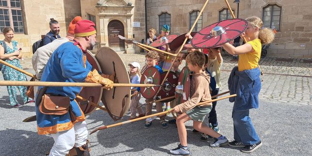Die Gruppe Hiwiska lässt Kinder in Sindelfingen das Mittelalter selbst erleben.