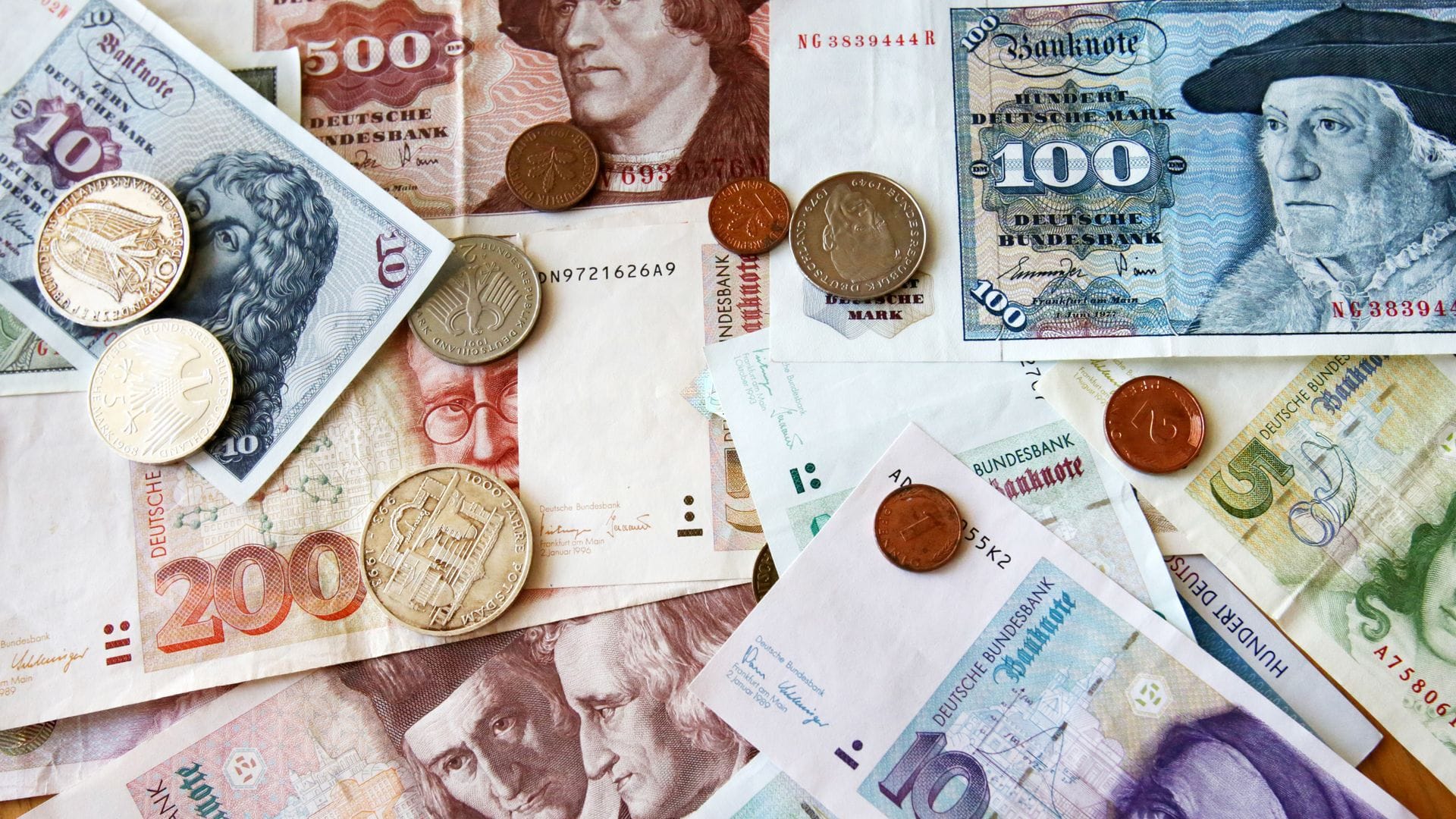 Die Bundesbank tauscht alte D-Mark-Scheine in Euro um. (Archivbild)