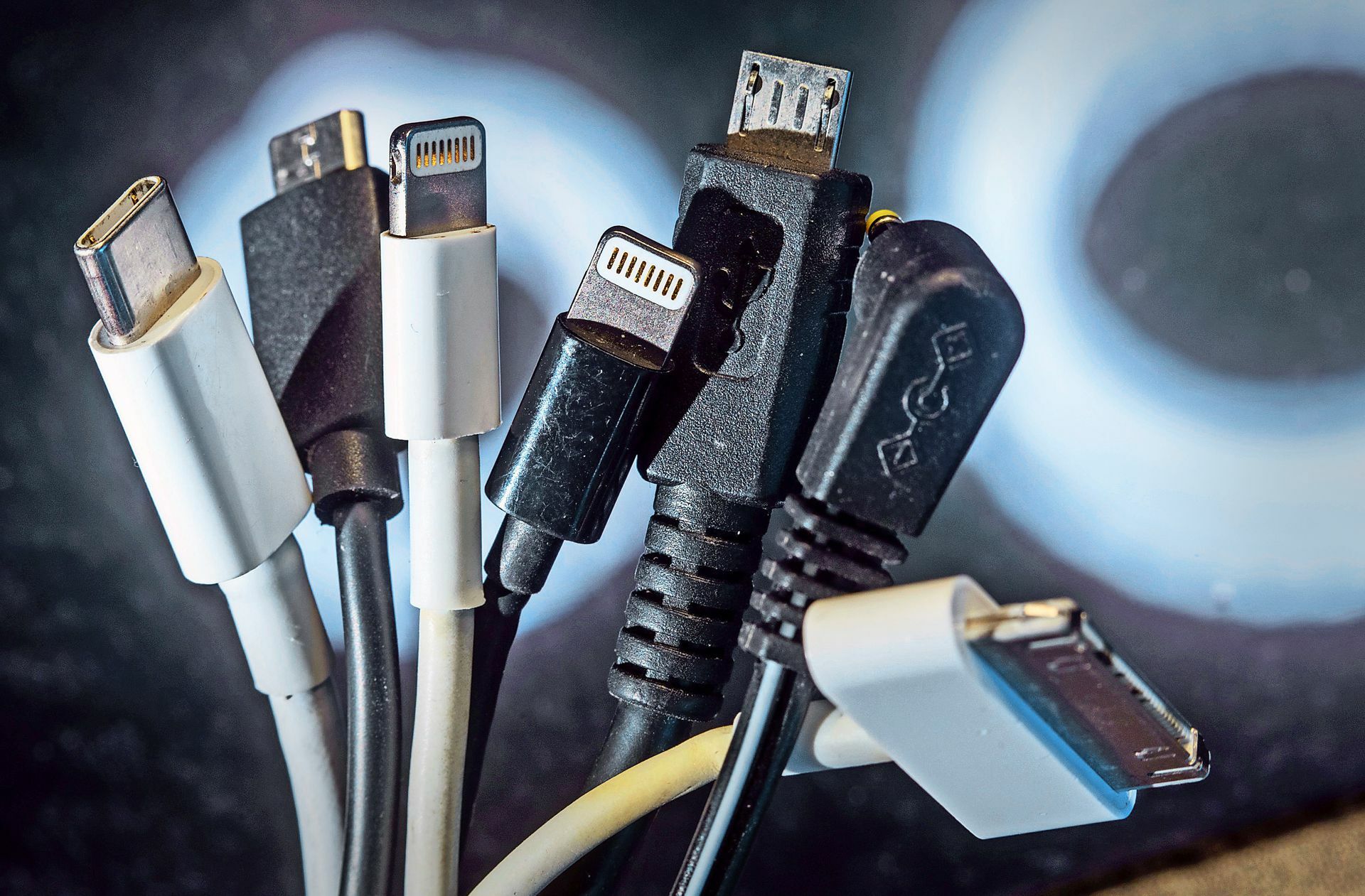 Beim Kauf von Elektrogeräten gibt es immer ein neues Ladekabel dazu. Foto: dpa/Jens Büttner
