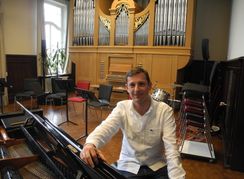 Tobias Becker im Orgelsaal der Hochschule für Kirchenmusik in Tübingen, an der er seit 2015 eine Dozentur hat und seit 2023 Professor ist.