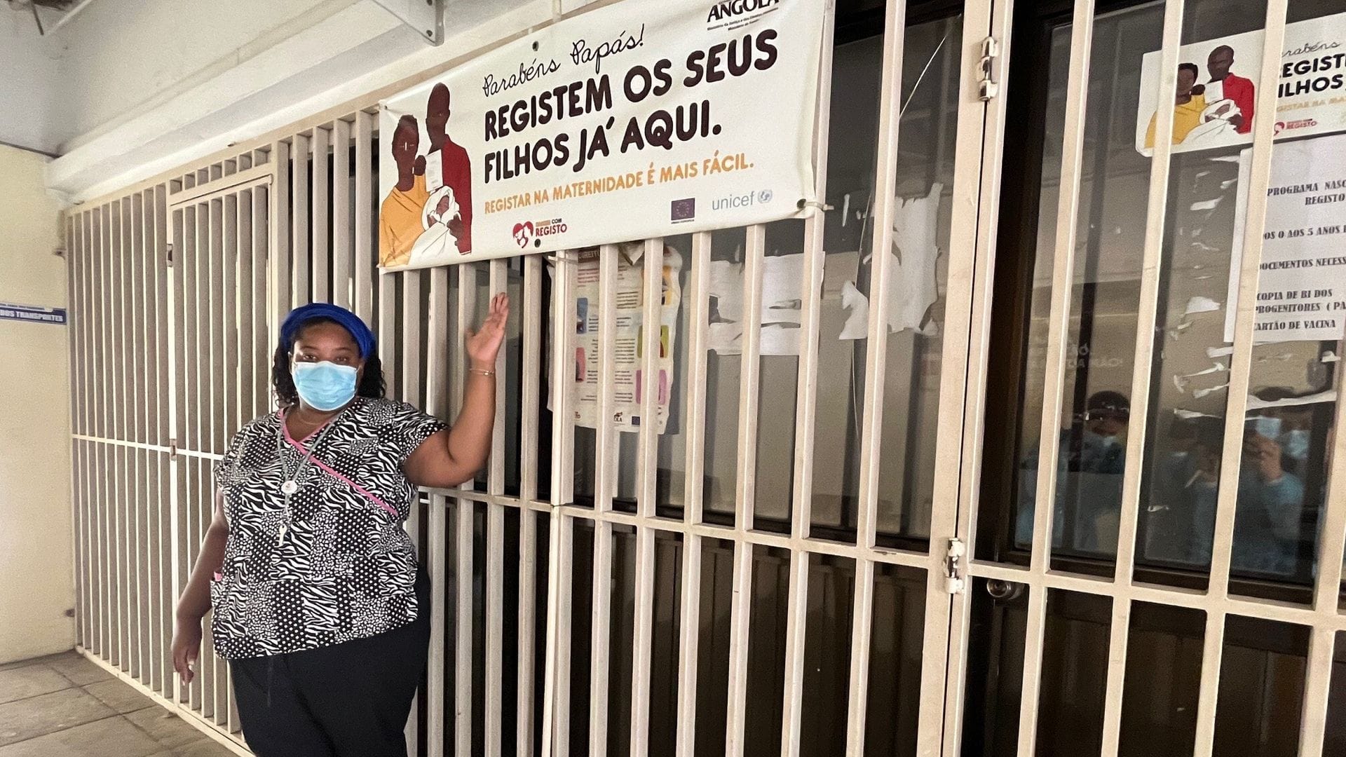 Djanina Baptista, leitende Gynäkologin des Cajueiro Krankenhauses, steht vor den verschlossenen Türen des Büros für Geburtenregistrierung. Neugeborene können nur zu bestimmten Zeiten registriert werden. Wer zu anderen Zeiten sein Kind entbindet, muss an einem anderen Tag wiederkommen.