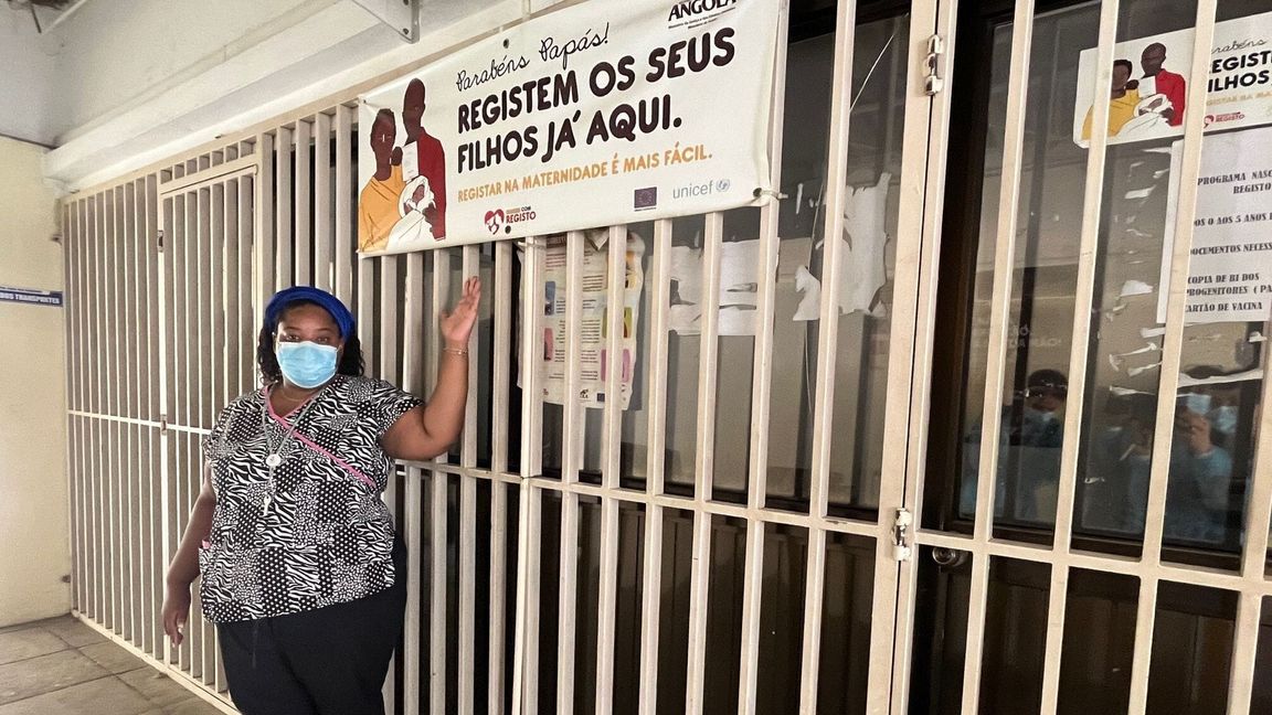 Djanina Baptista, leitende Gynäkologin des Cajueiro Krankenhauses, steht vor den verschlossenen Türen des Büros für Geburtenregistrierung. Neugeborene können nur zu bestimmten Zeiten registriert werden. Wer zu anderen Zeiten sein Kind entbindet, muss an einem anderen Tag wiederkommen.