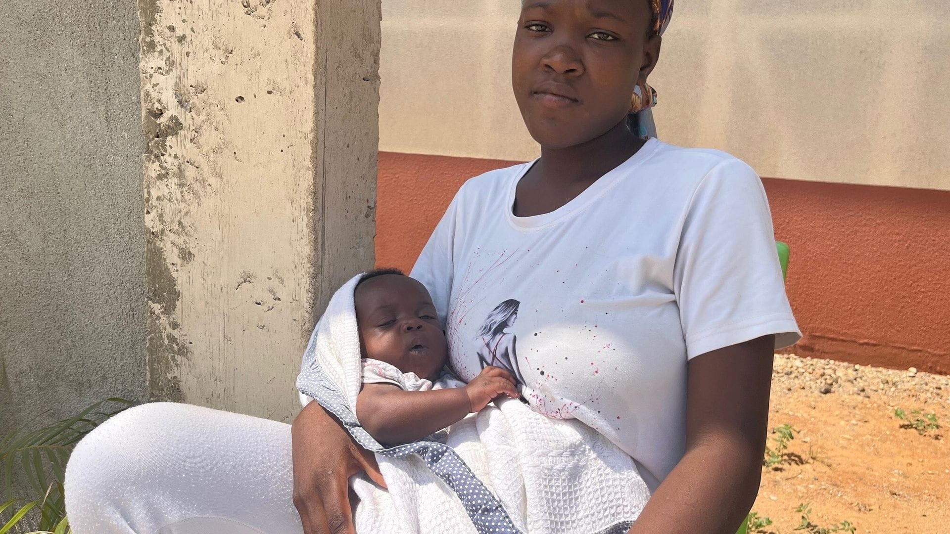 Die alleinstehende Mutter Madalena Zongo kann ihren einen Monat alten Sohn Gabriel nicht registrieren lassen, da sie selbst keine Geburtsurkunde besitzt. Dem Kind sind damit viele Zukunftsperspektiven verbaut.