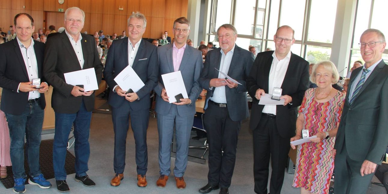 Jens Uwe Renz, Wolfgang Faißt, Bernd Dürr, Matthias Schöck, Dr. Werner Metz, Dr. Bernd Vöhringer, Dr. Gabriele Moritz-Rahn, Landrat Roland Bernhard (von links).