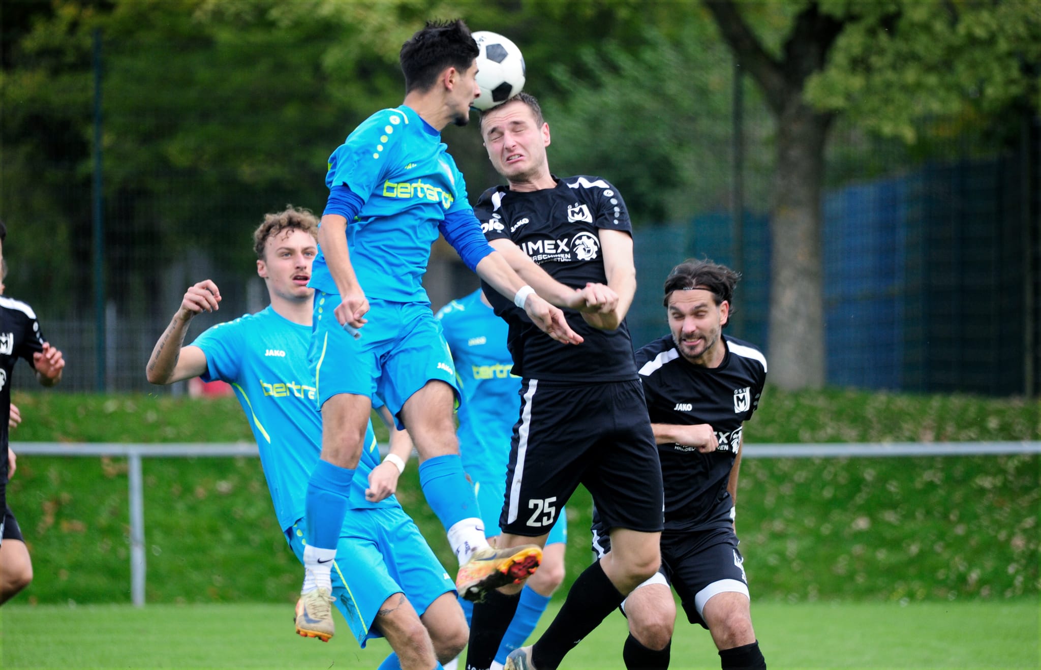 Der zweifache Torschütze Angelo Di Stefano im Kopfballduell gegen den Maichinger Mirza Vila.Bild: photostampe