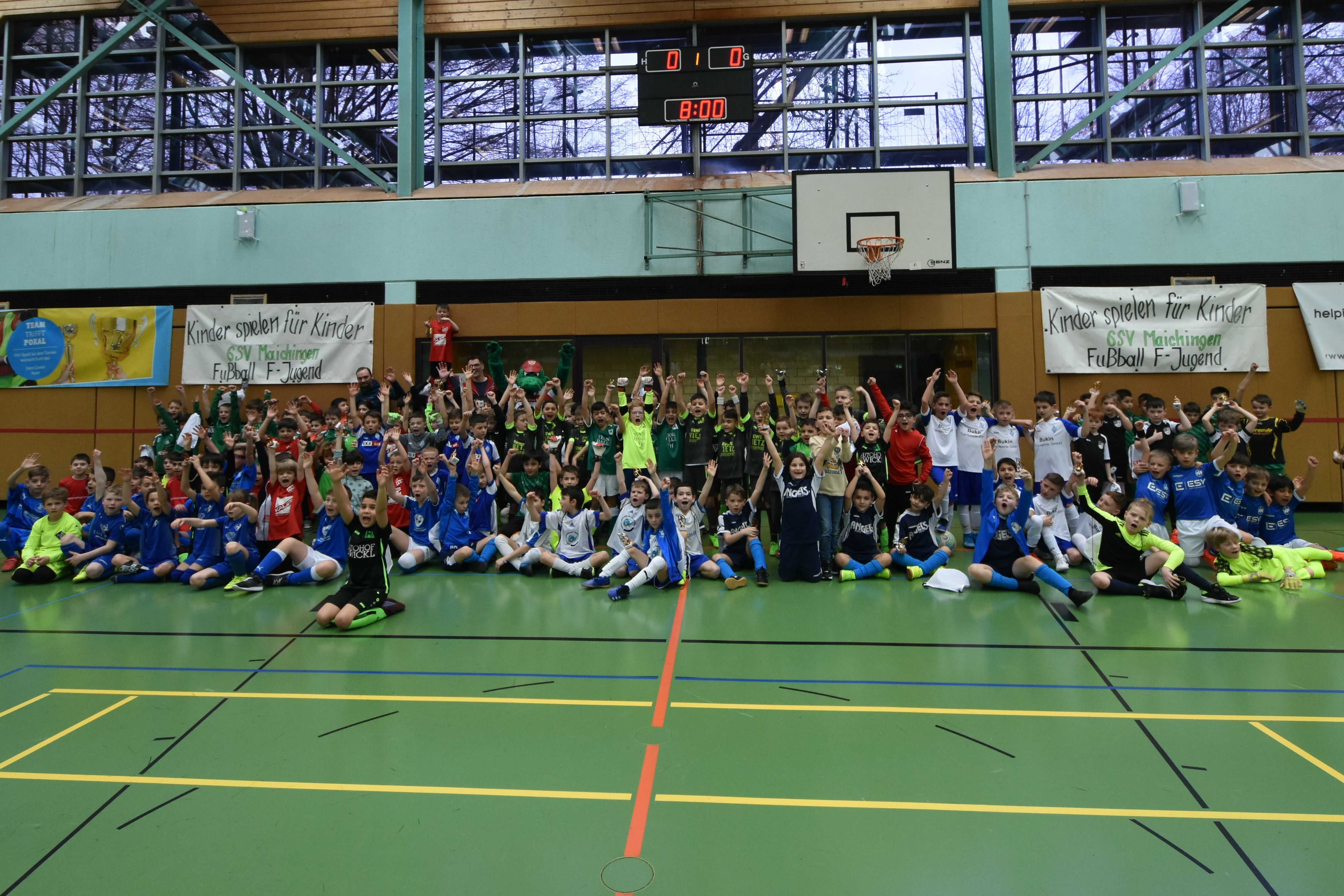 Gruppenbild mit Fritzle: Alle jungen Kicker hatte ihren Spaß. Bild: z