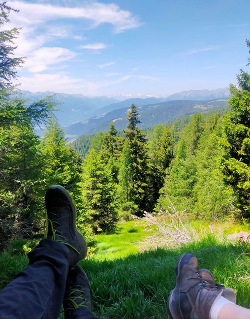 Pause mit Blick in Richtung Alpenhauptkamm.