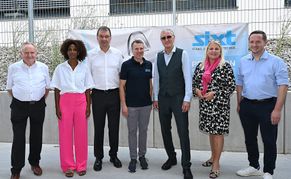 Sie freuten sich gemeinsam über den Abschluss des Glasfaserausbaus im Magstadter Gemeindegebiet (von links): Dietmar Sixt (Seniorchef der Firma Sixt), Rahel Rediet (Geschäftsführerin des Zweckverbands Breitbandausbau im Kreis Böblingen), Hans-Jürgen Bahde (Geschäftsführer der Gigabit Region Stuttgart), Uwe Schäfer (Geschäftsführer der Firma Sixt), Landrat Roland Bernhard, Sabine Wittlinger (Projektleiterin der Telekom für den Breitbandausbau in der Region) und Magstadts Bürgermeister Florian Glock.