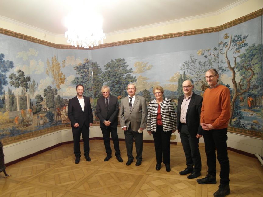 Auf unserem Bild (von links): Marc Fink (Gschäftsführer Totto-Lotto Regionaldirektion Mitte), Thomas Wieck (Restaurator), Herbert Blum (Vorsitzender Förderverein Schloss Dätzingen), Gisela Lasartzyk (ehrenamtliche Mitarbeiterin Deutsche Stiftung Denkmalschutz), Bürgermeister Martin Thüringer, Jochen Ansel (Mitarbeiter Landesamt für Denkmalpflege).   Bild: Staber
