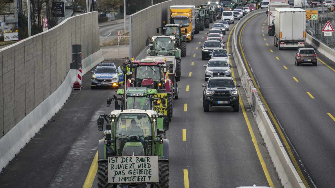 Hupend fuhren die Landwirte am Dienstagmorgen Richtung Stuttgart. Bild: Dettenmeyer