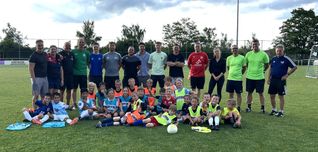 Der Maichinger Walter Rinderknecht (rechts) mit den anderen Jugendtrainern und den Kindern beim Demotraining in Rohrau. Bild: z
