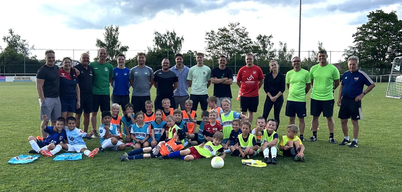 Der Maichinger Walter Rinderknecht (rechts) mit den anderen Jugendtrainern und den Kindern beim Demotraining in Rohrau. Bild: z