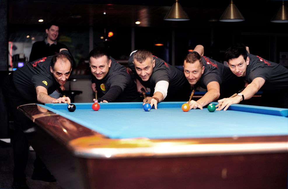Von links: Konstantin Miric, Danilo Radunovic, Özer Bulunmaz, Xanthos Vlassidis, Ruben Frick (es fehlt Robin Heber) vom Billard Club Sindelfingen