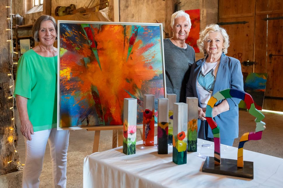 Silvia Esslingen, Helga Pauly und Elisabeth Nagel stellen in der Maurener Scheunenkirche aus.