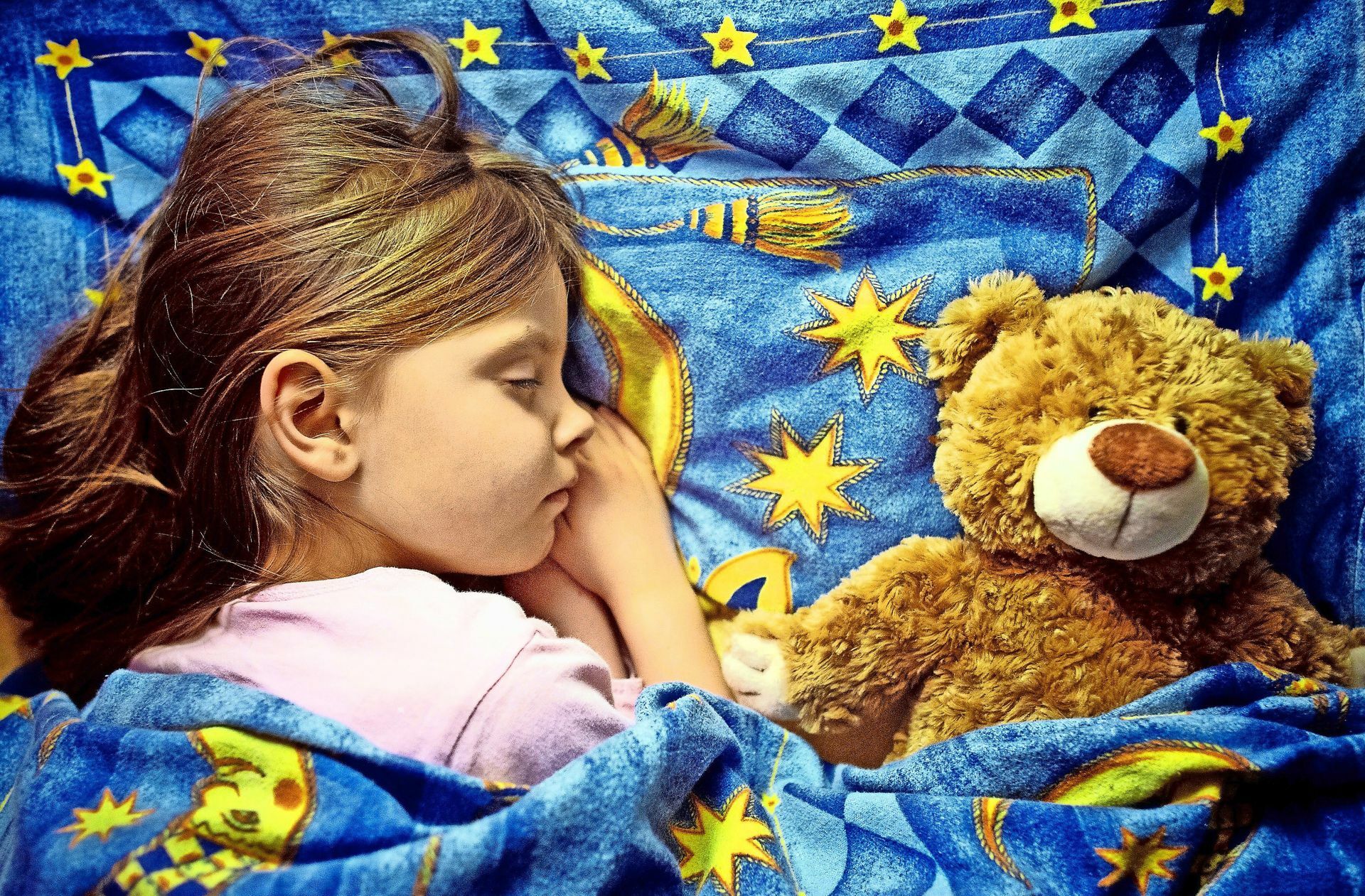 Im eigenen Bett fühlen Kinder sich am wohlsten – manchmal hilft es, zur Übernachtung bei Oma oder Freunden das eigene Kissen oder den Teddybären mitzunehmen.