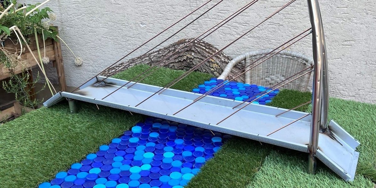 Harfenbrücke im Miniaturformat für die Minigolfbahn auf dem Kleinen Schlossplatz in Stuttgart, gestaltet von Mitgliedern und Aktiven der SchaffBar / Offene Werkstatt Böblingen.