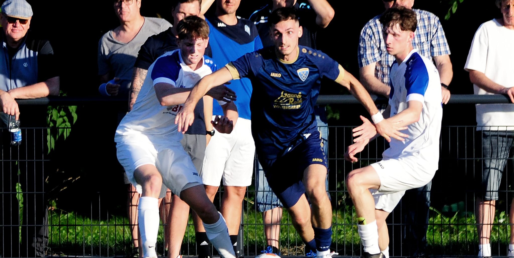 Neuzugang Emanoel Bushaj (Mitte) hat in der vergangenen Runde in der Verbandsliga bei der TSG Tübingen  gespielt. Bild: photostampe