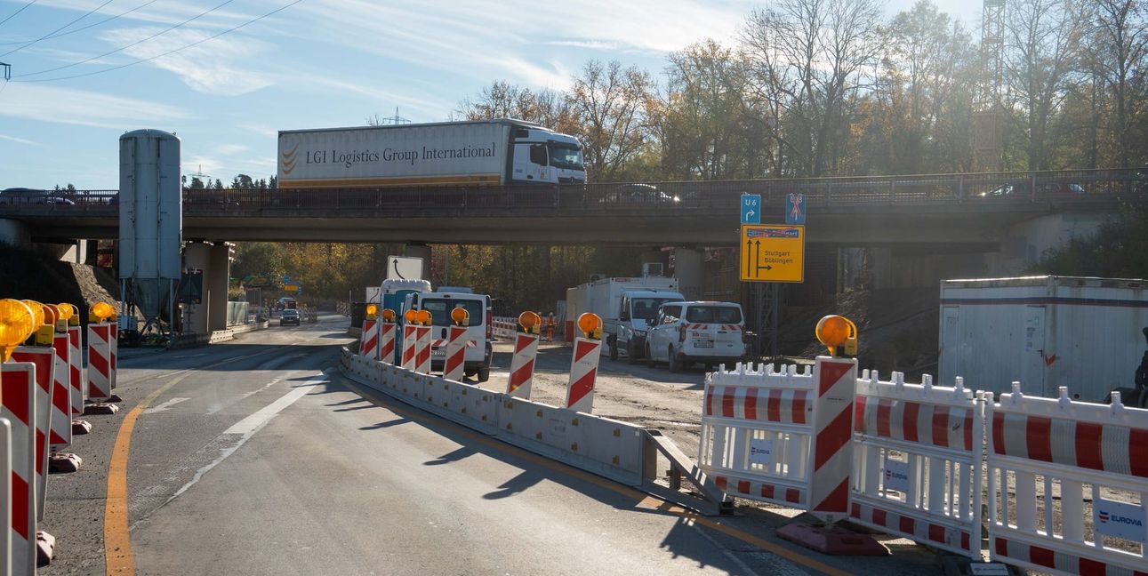 Der Verkehr rollt auch weiter auf der A81, die Straße darunter ist bis Ende nächster Woche nachts gesperrt.
