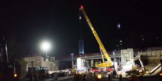 Die Stahlträger schweben ein.