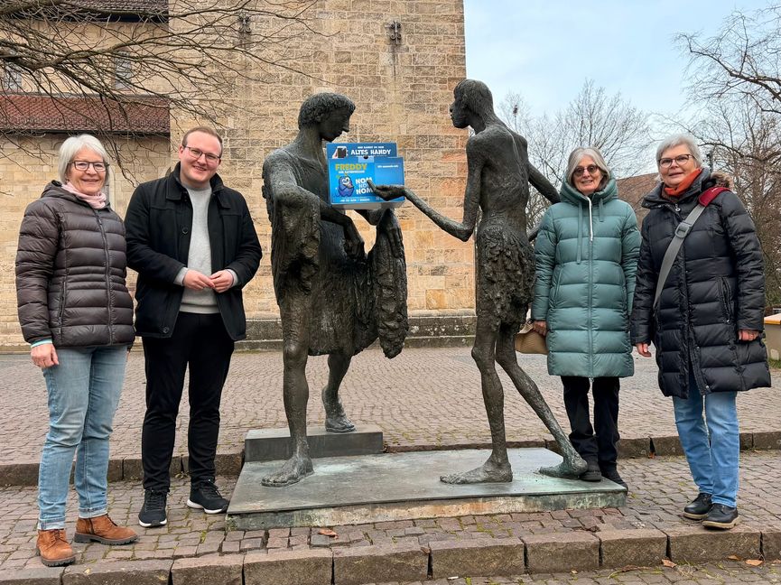 Hoffen auf viele alte Handys: Karin Wagner, Martin Wenger, Christine Arndt und Ilke Büchler (von  links).