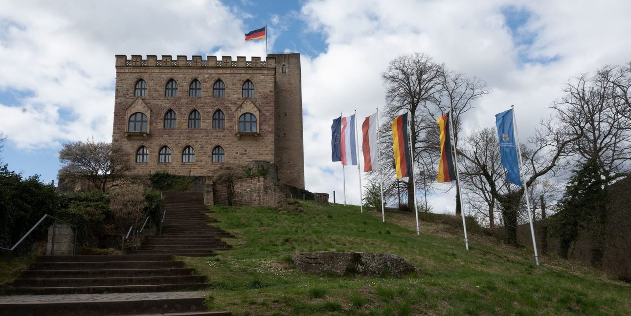 Das Hambacher Schloss ist ein Symbol der Demokratiebewegung.