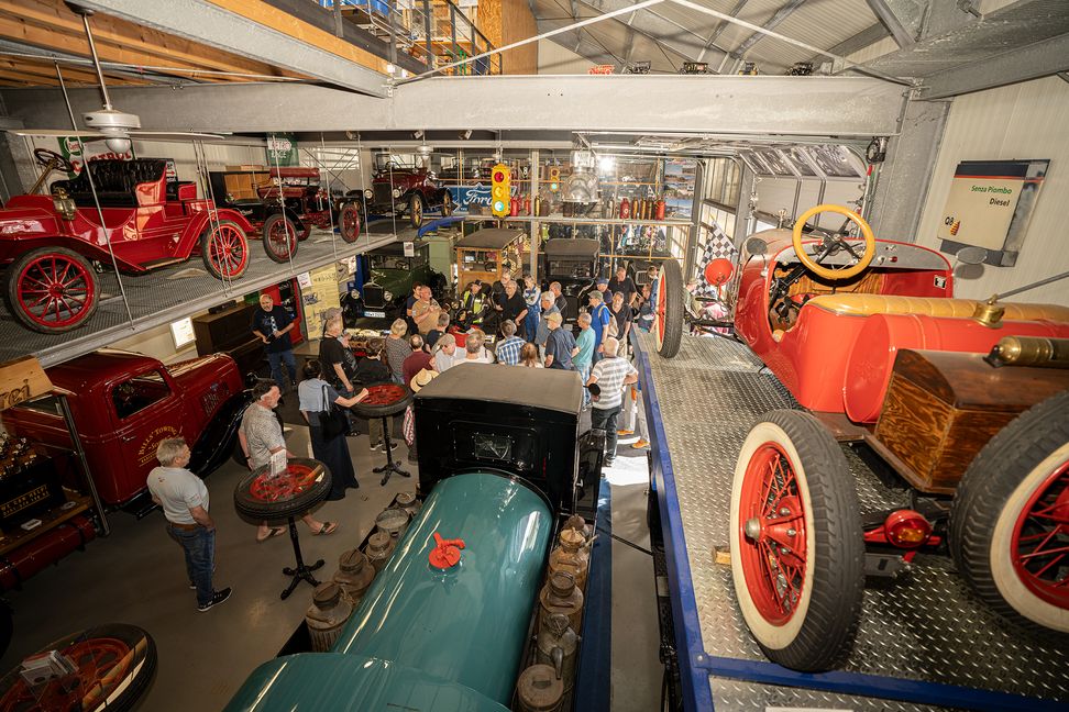 Die Oldtimer-Museumshalle im Aidlinger Gewerbegebiet. In der Halle erklärt Reiner Wilhelm den Besuchern die Fahrzeuge.