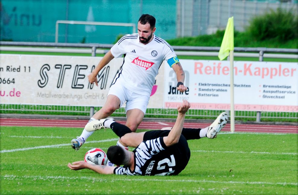 Sindelfingens Aushilfskapitän André Simao setzt sich gegen den Dagersheimer Merih Yesilirmak durch. Bild: photostampe