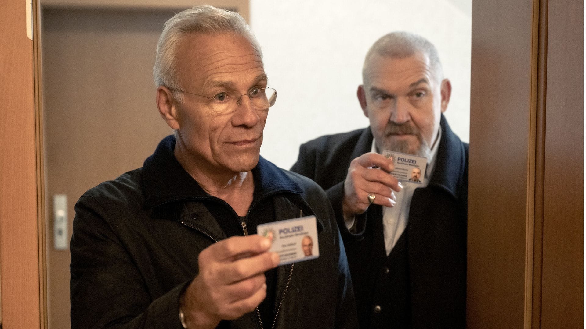 Max Ballauf (Klaus J. Behrendt, li.) und Freddy Schenk (Dietmar Bär) besuchen die „Geschäftskunden“ des Opfers.