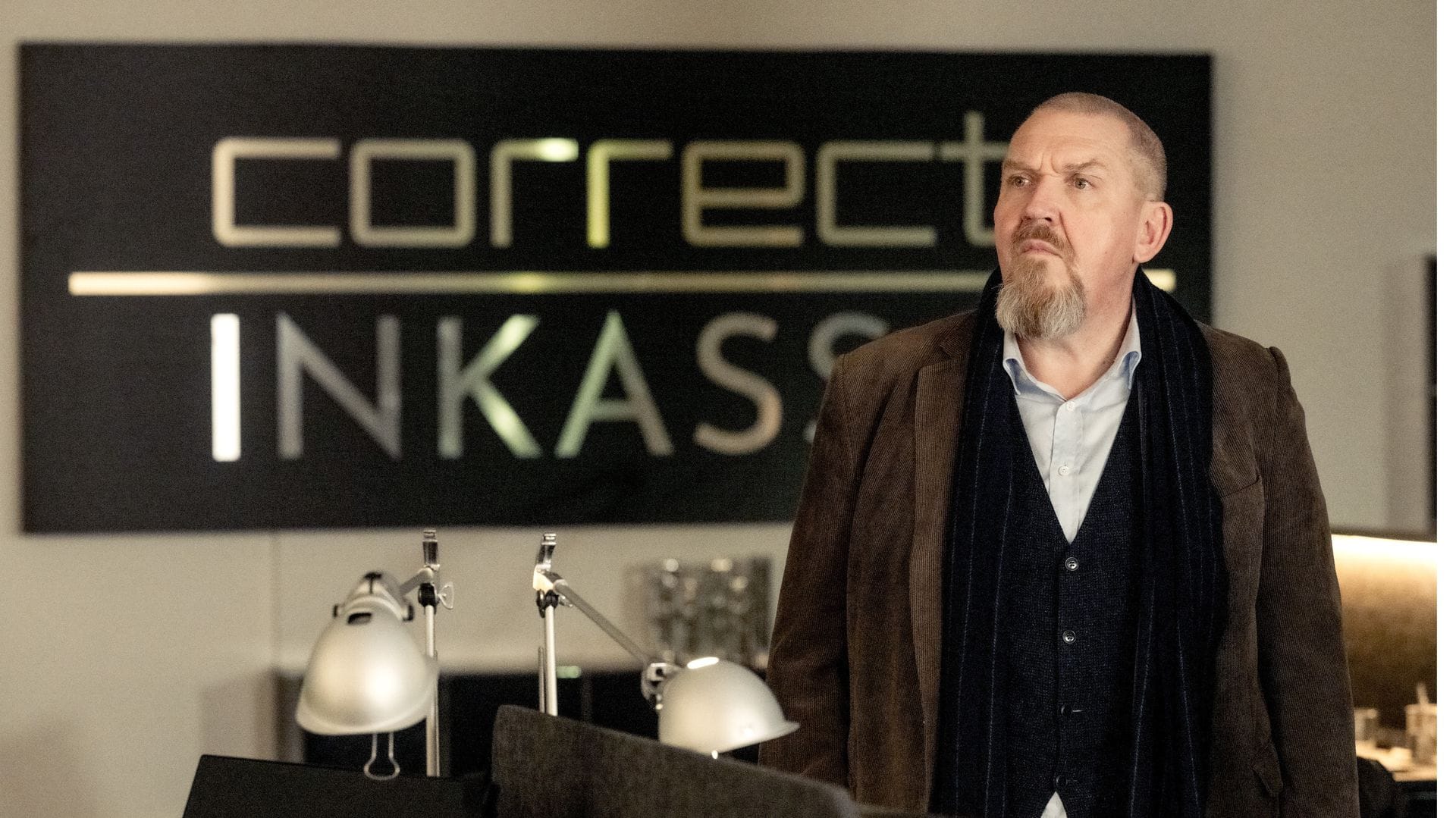 Kommissar Freddy Schenk (Dietmar Bär) schaut sich bei „Correct Inkasso“ um, dort hat das Opfer als Schuldeneintreiber gearbeitet.