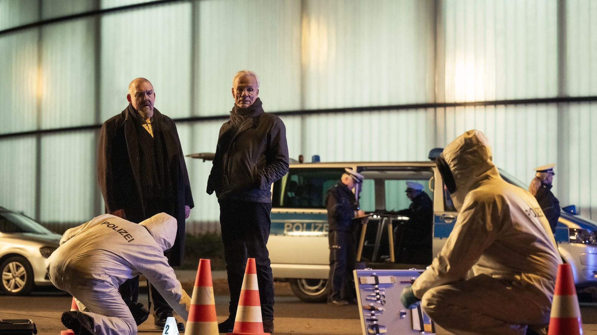 Freddy Schenk (Dietmar Bär, li.) und Max Ballauf (Klaus J. Behrendt) am Tatort ohne Leiche. Es gibt nur eine beängstigende Blutspur. Lebt  Fabian Pavlou eventuell noch?