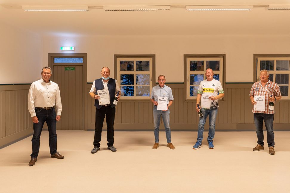 Ehrungen beim Angelsportverein Sindelfingen: Der Vorsitzende Roland Narr mit  Ralf Schick (40 Jahre Mitgliedschaft), Thomas Isensee, Günther Kaufmann und Josef Dietrich (je 25 Jahre). Bild: z