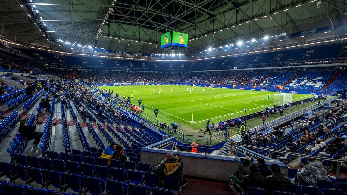Rund 62.000 Zuschauer passen in die Veltins Arena in Gelsenkirchen. So viele junge Menschen haben im Schuljahr 2023/2024 die Schule ohne Abschluss verlassen. (Archivbild)