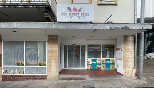 Verschlossene Eingangstüre: „Zum Markt Grill“.
