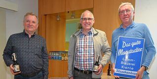 Erwin Steegmüller (von links), Joachim Uhlmann und Hans-Ulrich Protzer ließen mit den Vorträgen über die Korsettwebereien, die Steinbrüche und die Brauereien die Magstadter Geschichte lebendig werden. Dass es danach Bier von der Brauerei Clemenz Härle gab, war kein Zufall. Deren alte Gebäude in Leutkirch scheinen Kopien der ehemaligen Magstadter Brauereigebäude zu sein und deren Bier wird nach dem selben Rezept gebraut wie einst der Widmaier‘sche Rößlesbräu.
