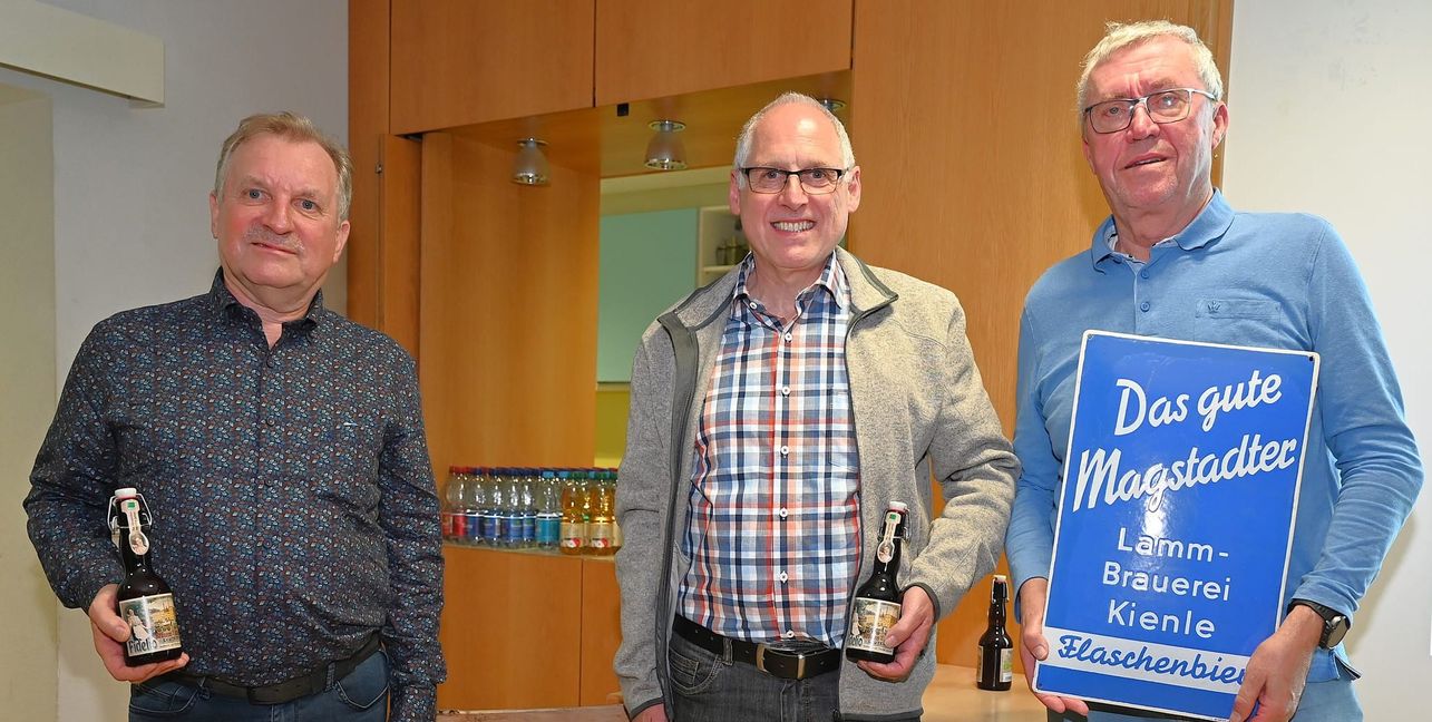 Erwin Steegmüller (von links), Joachim Uhlmann und Hans-Ulrich Protzer ließen mit den Vorträgen über die Korsettwebereien, die Steinbrüche und die Brauereien die Magstadter Geschichte lebendig werden. Dass es danach Bier von der Brauerei Clemenz Härle gab, war kein Zufall. Deren alte Gebäude in Leutkirch scheinen Kopien der ehemaligen Magstadter Brauereigebäude zu sein und deren Bier wird nach dem selben Rezept gebraut wie einst der Widmaier‘sche Rößlesbräu.