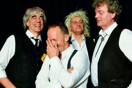 Vier lustige Musikanten auf Abschiedstournee.