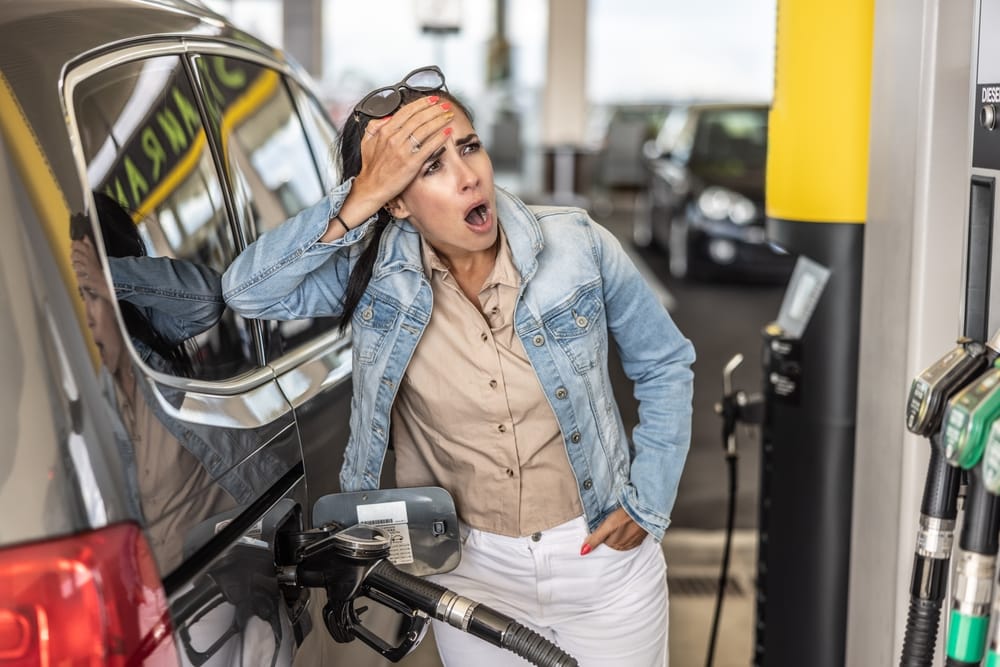 Erfahren Sie, warum Benzin und Diesel aktuell so teuer sind, welche Faktoren die Preise beeinflussen und wie Sie beim Tanken sparen können.