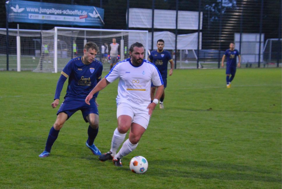 Ihsan Basaran (am Ball) und die SV Böblingen II zogen in der 3. Runde des Bezirkspokals gegen Simon Zweigle und den TV Darmsheim II etwas überraschend den Kürzeren.