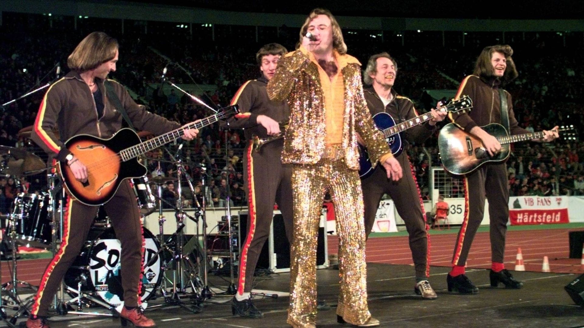 1998: Der Schlagerbarde mit seiner Band in den Retro-Trainingsanzügen als Vorprogramm beim VfB-Spiel im Stuttgarter Gottlieb-Daimler-Stadion.