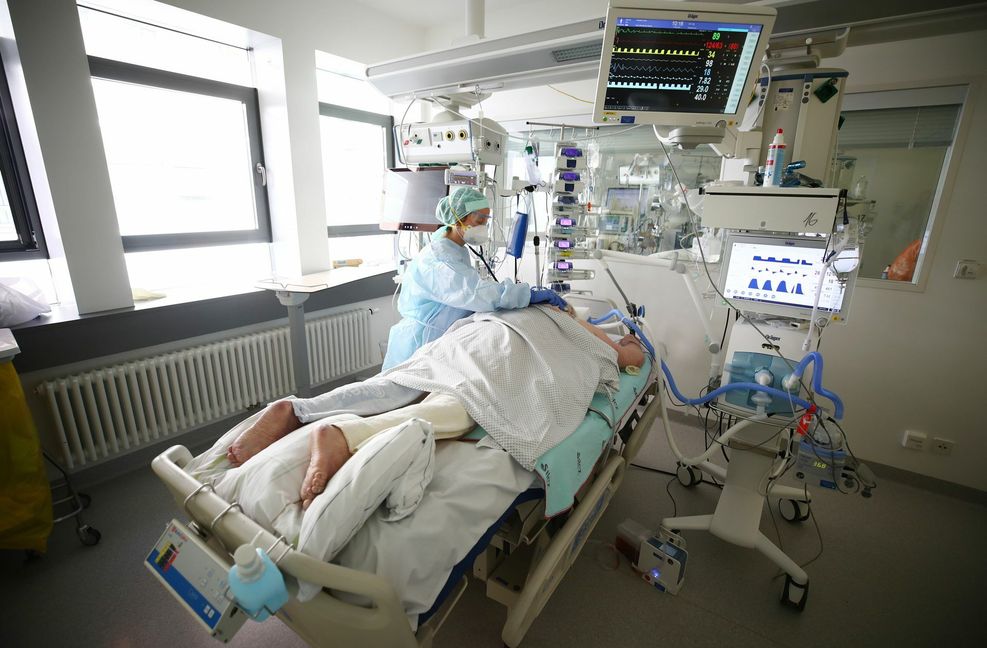 Ein Corona-Patient am Beatmungsgerät
 Foto: dpa-zentralbild/dp/Bodo ..