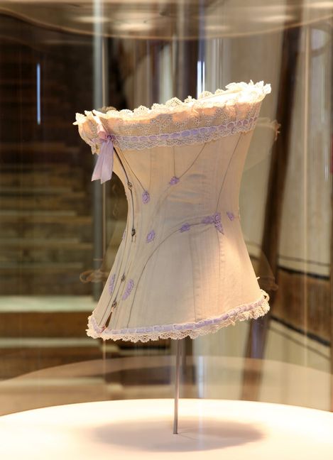 Korsetts und Mieder im Sindelfinger Webereimuseum.
 Bild: Stefan Knöpfle