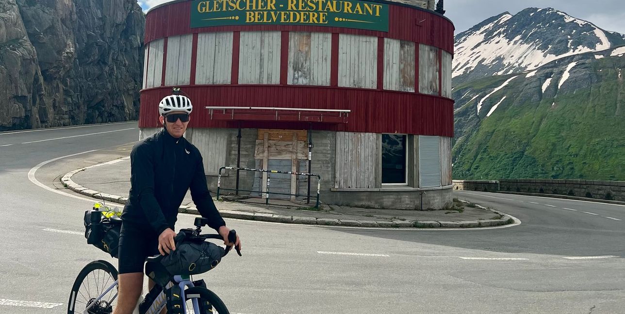 Patrick Bühler vor dem berühmten Belvedere-Restaurant auf dem Furka-Pass in der Schweiz.