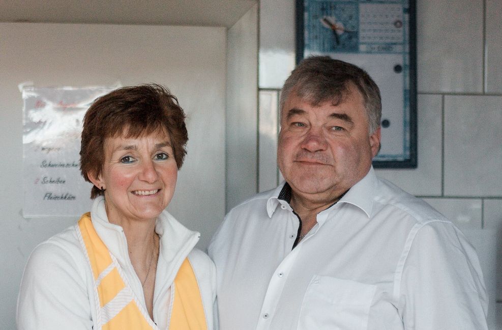Leicht ist die Entscheidung nicht gewesen: Erst mal musste sich Werner Aberle, 59, eingestehen, dass es nicht weiter gehen kann wie bisher. Aber ob sein neues Konzept aufgeht, darauf konnte er auch nicht wetten. Heute ist klar: Für den Ludwigsburger hätte es nicht besser laufen können. Früher also war es so, dass Werner Aberle (Foto) 700 Schweine mästete, von denen er den allergrößten Teil an einen großen Schlachtbetrieb verkaufte. Doch der kleine Metzgermeister konnte nicht mithalten mit den Preisen der großen Produzenten. Er zahlte drauf, geriet in die roten Zahlen – und beschloss vor vier Jahren: „Das mache ich nicht mehr mit.“ Heute hält Werner Aberle noch 200 Schweine, er schlachtet sie selbst, in seinem eigenen kleinen Schlachthaus, das er nach EU-Vorgaben in einer ehemaligen Garage eingerichtet hat. Zu kaufen gibt es seine Wurst- und Fleischwaren im Hofladen, den er mit seiner Frau Petra betreibt. „Das war der richtige Schritt.“ Einmal pro Woche schlachtet er jeweils zehn Schweine. Am Abend zuvor laufen sie von ihrem stationären Stall in einen mobilen, den Aberle dann zehn Meter über den Hof fährt und rückwärts vor dem Schlachthaus parkt. Auf frischem Streu und an frischer Luft verbringen sie dort die Nacht. Am nächsten Morgen wird ein Tier nach dem anderen zum Schlachten geholt. Ein Griff mit der Elektrozange, ein Stich in die Halsschlagader, fertig. „Ruhig, sachlich, ohne Stress“, formuliert es Aberle, der weiß: Schadet er dem Tier, schadet er sich selbst. „Wir Kleinen bürgen persönlich für Qualität“, sagt er. Wenn die nicht mehr stimmt, könnten die Kunden gleich im Discounter kaufen.