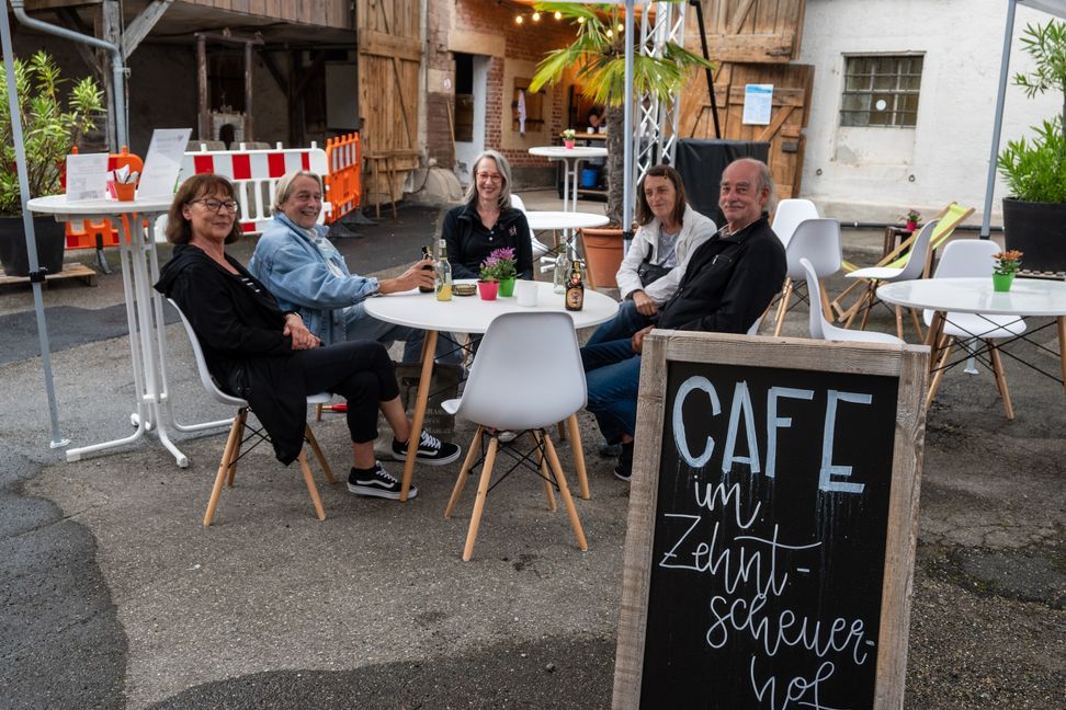 Nach dem gelungenen Auftakt im vergangenen Jahr bieten auch diesen Sommer Vereine und Organisationen gemeinsam mit der Gemeinde Ehningen das Café im Zehntscheuerhof hinter der Bücherei an.   Bild: Nüßle