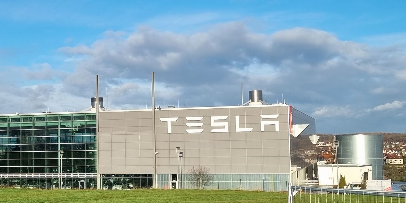 Nicht zu übersehen: Tesla siedelt sich auf dem ehemaligen Eisenmann-Areal in Holzgerlingen an. Bild: Hamann