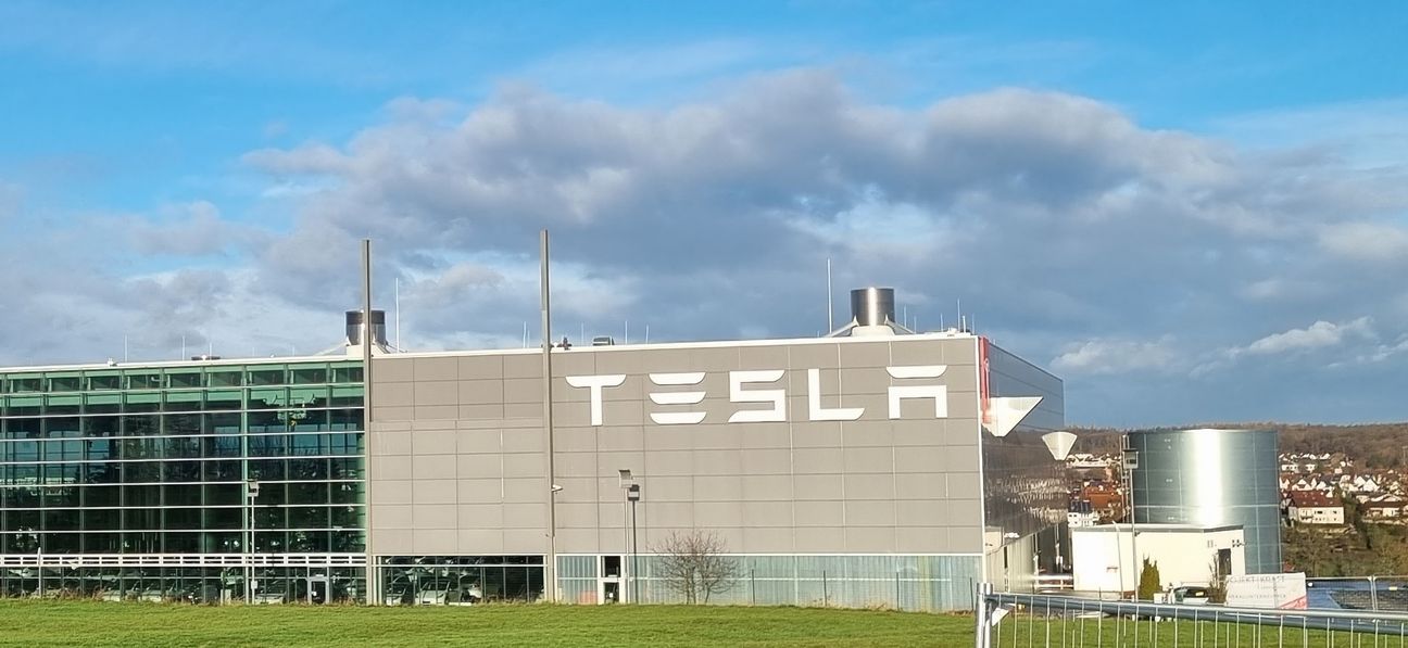 Nicht zu übersehen: Tesla siedelt sich auf dem ehemaligen Eisenmann-Areal in Holzgerlingen an. Bild: Hamann