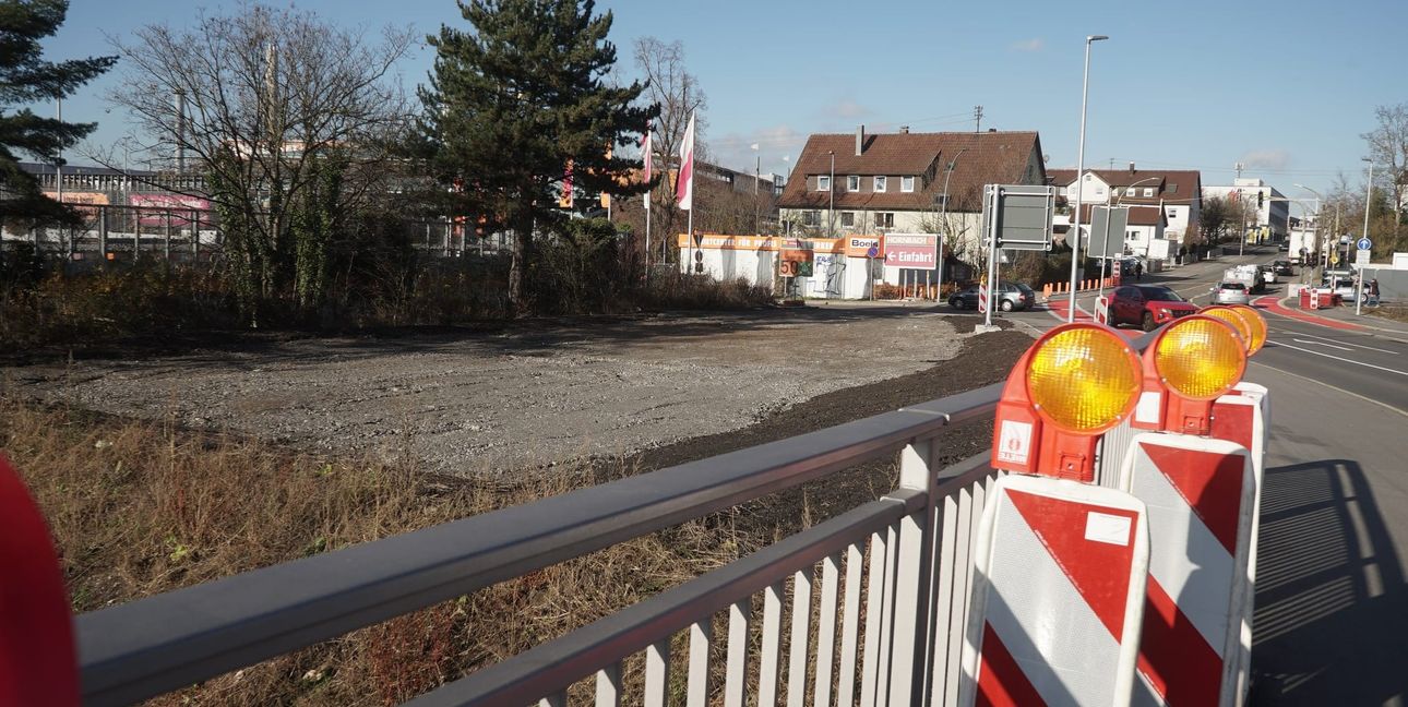 Auf die Schotterfläche kommt ein Schnell-Ladepark wohl mit begleitendem Snack-Angebot.
