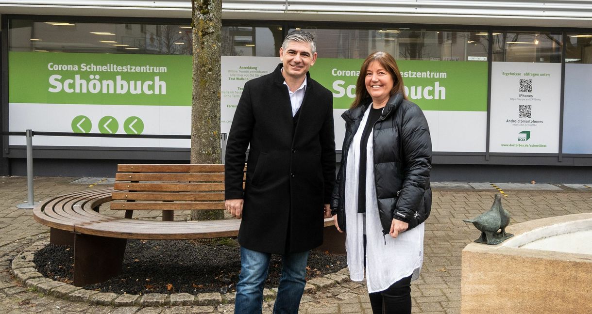 Holzgerlingens Bürgermeister Ioannis Delakos freut sich gemeinsam mit Easy-Sports-Inhaberin Andrea Hamann auf die Eröffnungsfeier im April. Bild: Nüssle